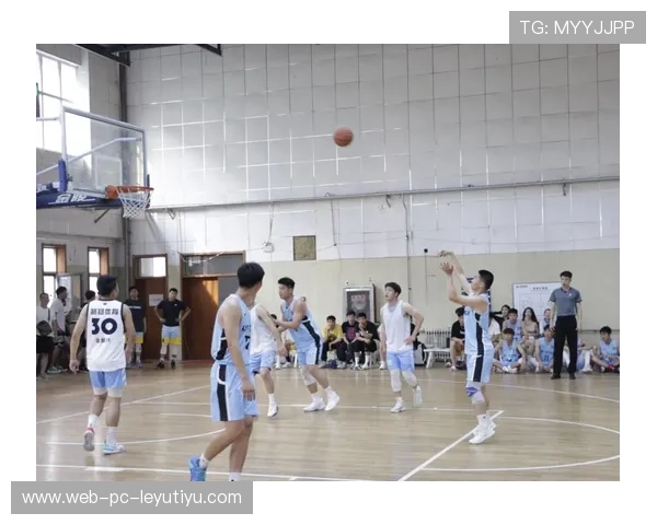 “简阳文体中心：篮球赛场激烈对决，选手激情四射”